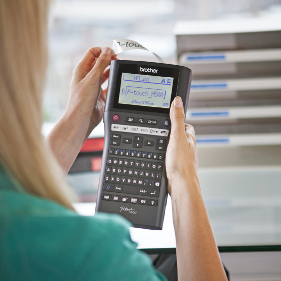 Etiqueteuse portable et connectable avec clavier AZERTY, utilise des rubans TZe de 3.5 à 24mm de large (PT-H500)