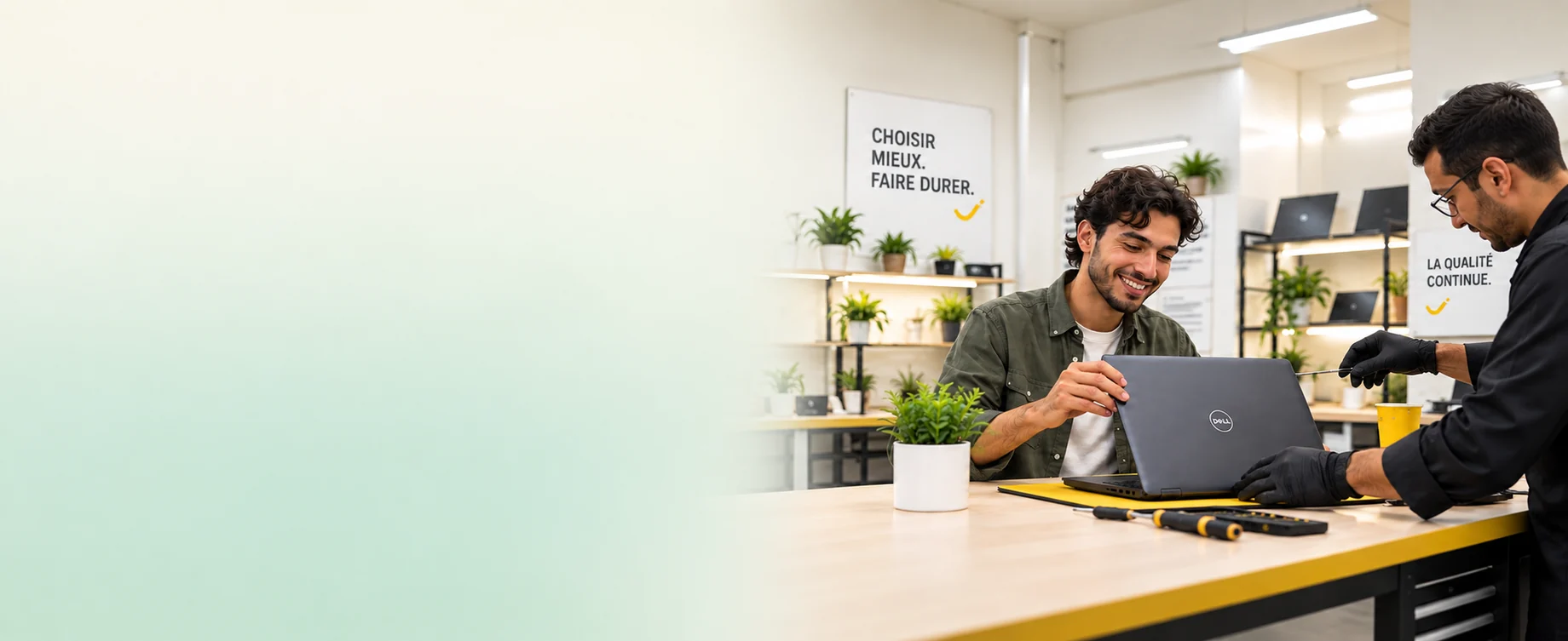 Technicien Rightech contrôlant un ordinateur portable reconditionné