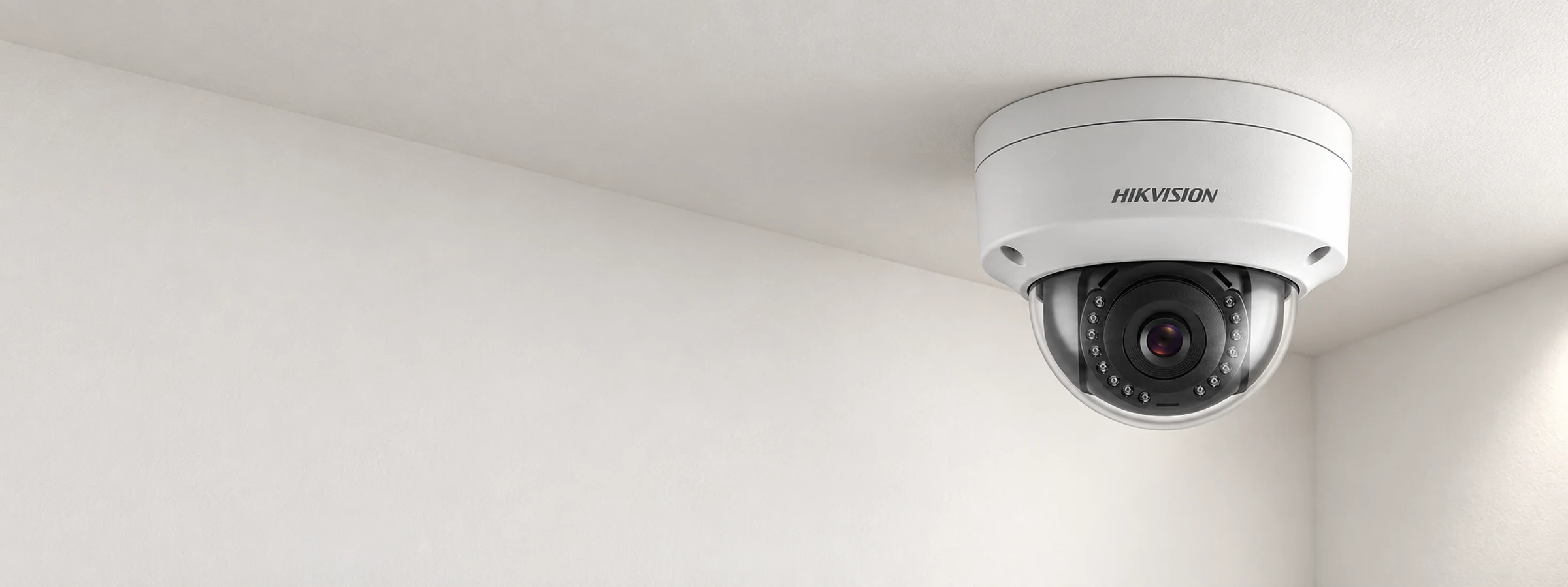 Installateur posant une caméra de surveillance Hikvision sur une devanture