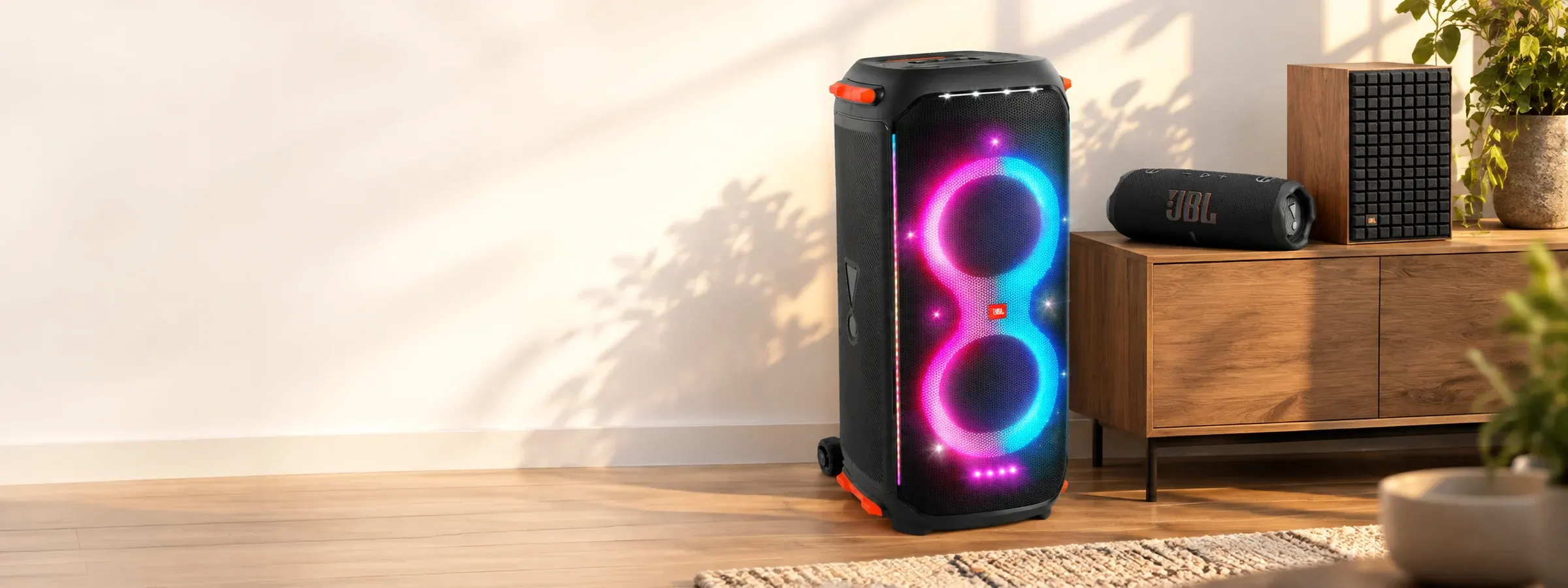 Enceinte JBL PartyBox, enceinte portable Charge et enceinte hi-fi L52 Classic dans un salon