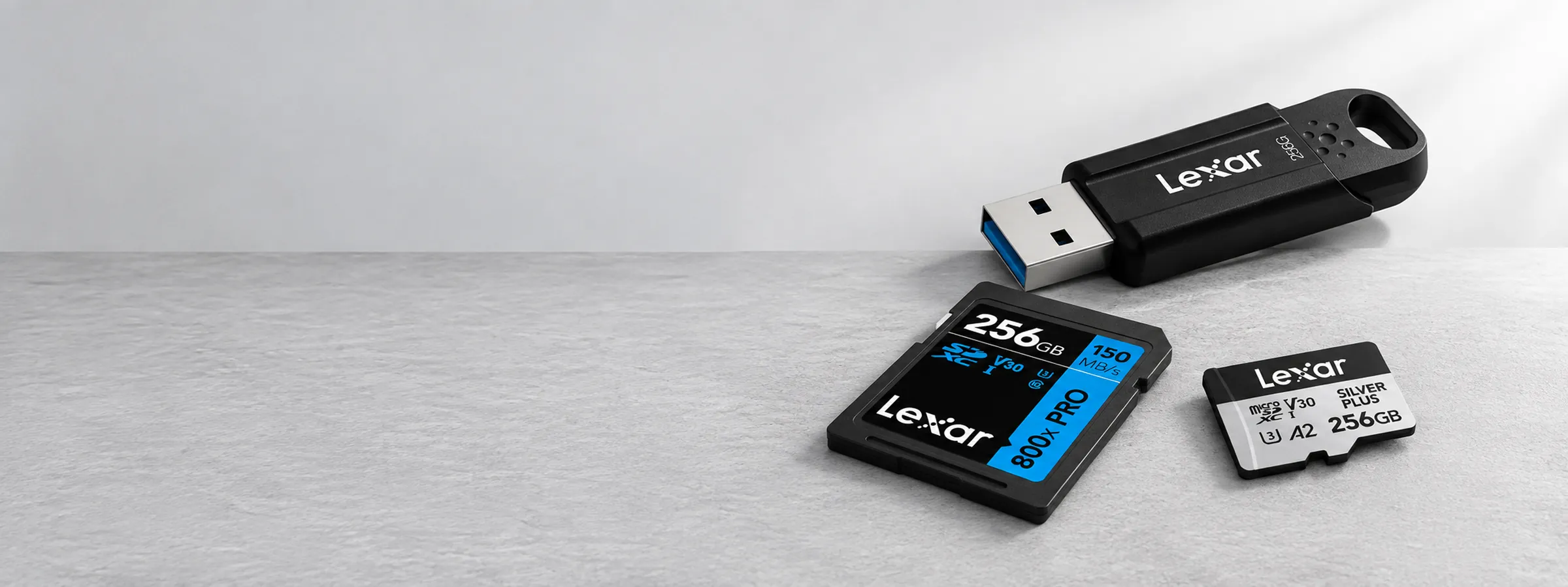 Cartes mémoire SD et microSD Lexar posées sur un plan de travail clair