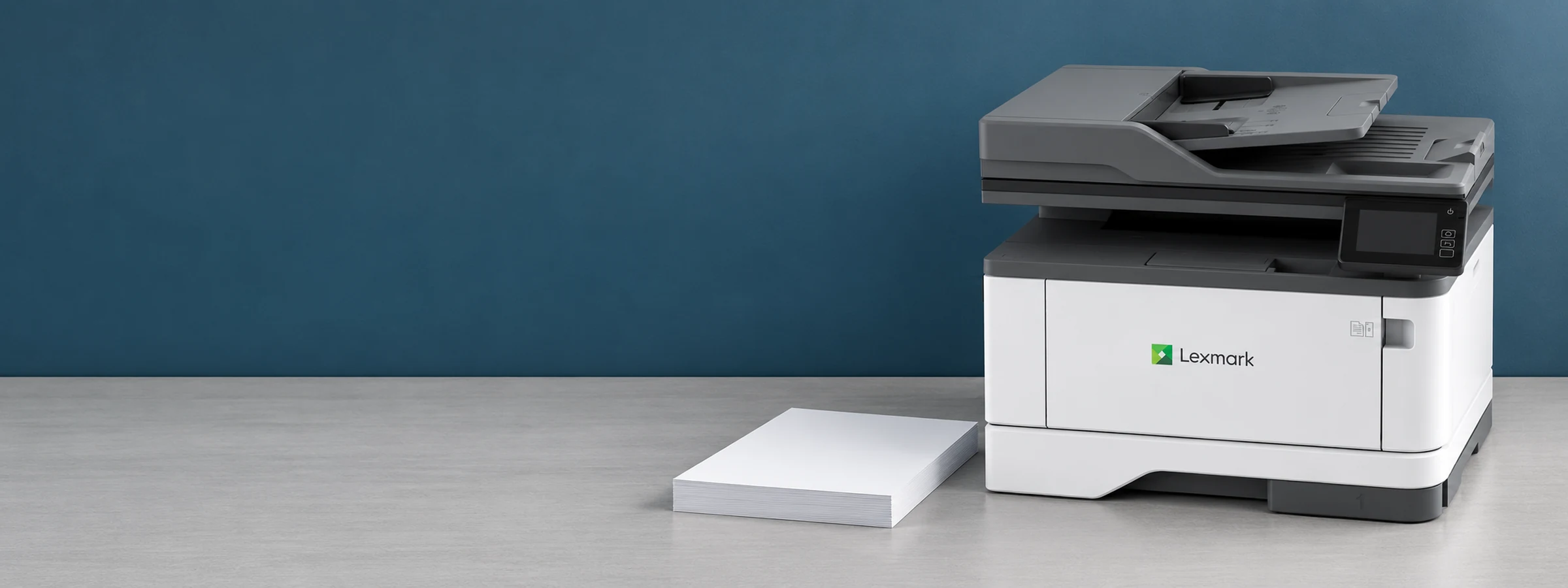 Bureau équipé d’un multifonction laser Lexmark