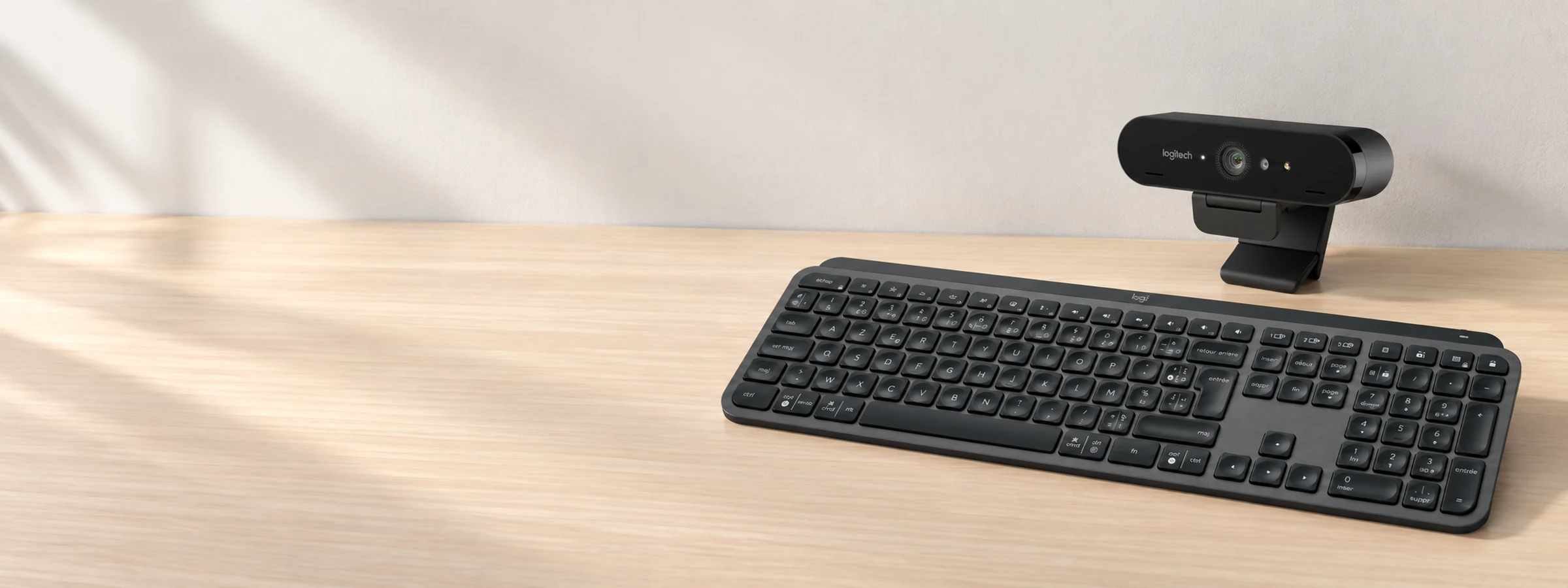 Poste de travail équipé en souris, clavier, casque et webcam Logitech