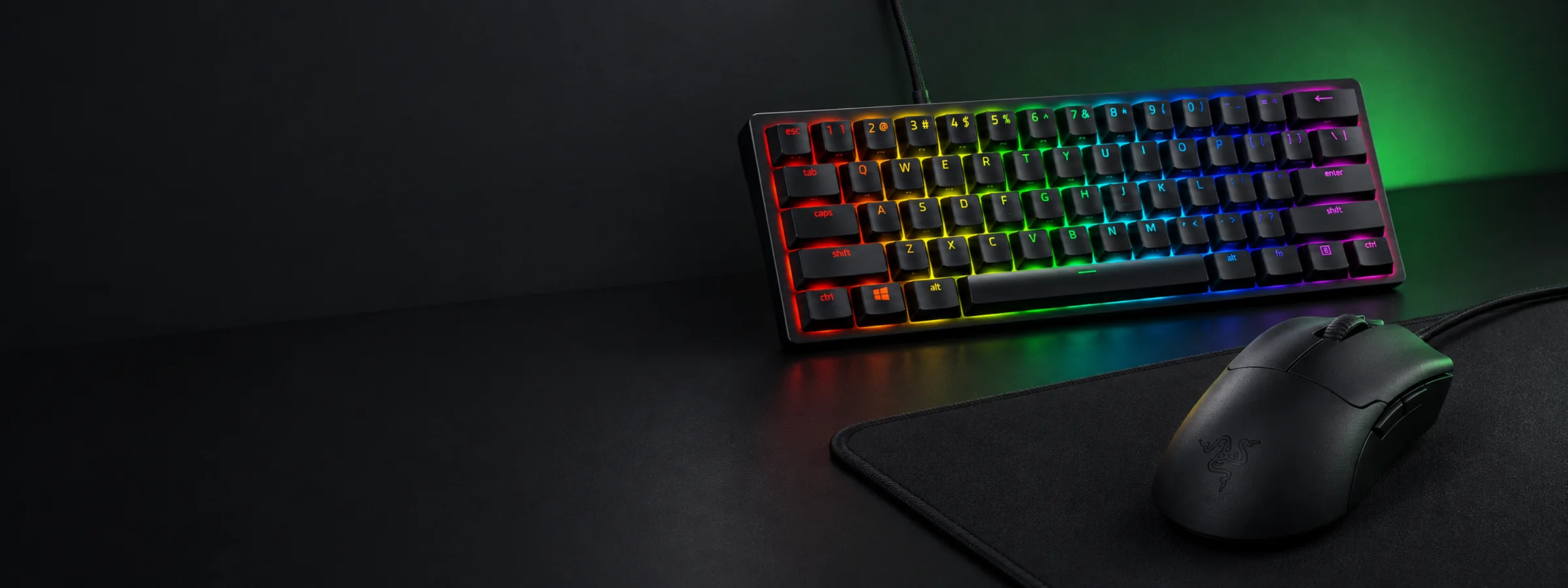 Souris, clavier et casque gaming Razer sur un bureau la nuit