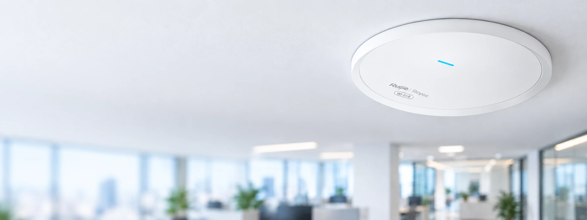 Point d’accès Wi-Fi Ruijie Reyee fixé au plafond d’un bureau